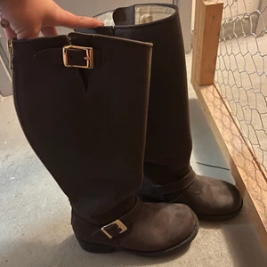 Bruna johnny bulls - Helt oanvända bruna johnny bulls. Legat i en låda i förrådet så därav lite dammiga. Köparen står för frakten.