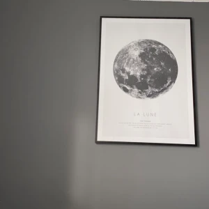 Poster i svartvitt - Säljer en superfin poster i svartvitt. Postern är i nyskick och köpt för något år sedan. Den är i måtten 100x70cm. Går att skicka eller mötas upp i Jönköping.