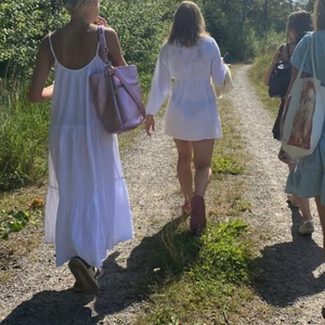 Långklänning - Säljer nu min fina fina vita lång klänning ifrån h&m slutsåld!! Köparen står för frakt, super bra skick!!