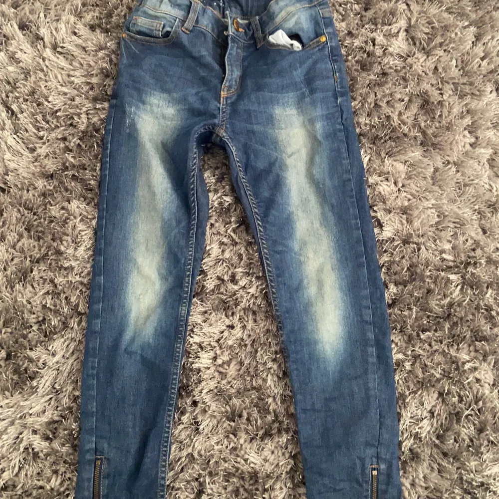 Ska tyvärr säja mina jeans som har blivit försmå detta var mina favorit jeans, och är jätte sköna att ha på sig. Jenssen är 140cm men passar även 150. Dom är ungefär 1 år. Skriv i kmt om ni är sugna på att lägga ett bud. Köparen står för frakten-45kr . Jeans & Byxor.
