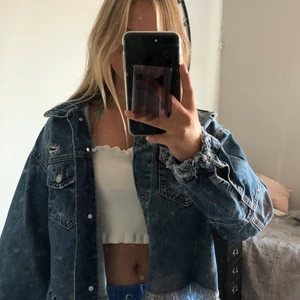 Zara linne - Jättesnyggt vitt Zaralinne som passar perfekt på sommaren!☀️ Det finns inte längre i Zaras sortiment. Storlek S, startbud på 150kr plus frakt💕