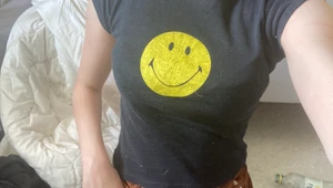 Smiley tröja  - Svart/gul jätte fin, cool, snygg smiley tröja 💕💕