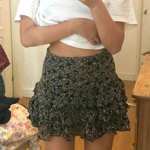 kjol - söt kjol med blommor💐 