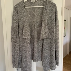 Stickad kofta  - En grå glittrig stickad kofta 