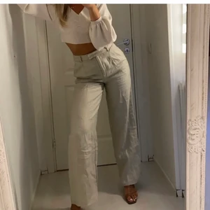 Linnebyxor  - Linnebyxor från nakd. Köpte dom av en annan säljare här på plick men passade mig inte tyvärr.. jättebra skick och supersnygga! Köpte dom för 450, priset kan dock diskuteras. Jag är 169 cm.                                                  OBS! Inte mina bilder. 