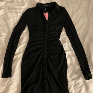 Svart klänning - En svart helt ny klänning från plt i storlek M. Köpt är köpt, köparen står för frakten💕
