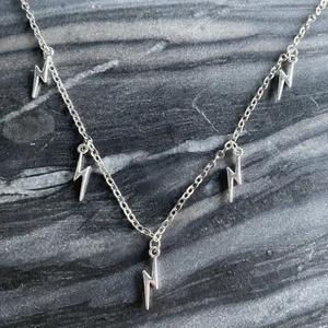 Halsband blixtar  - Halsband med blixtar. Frågor och beställningar tar jag emot här eller på Instagram @emilias_smycken