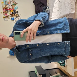 Jeansjacka mörkblå - otroligt snygg mörkblå jeansjacka som tyvärr blivit för liten ://. 