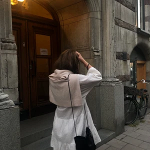 Vit klänning  - Söt vit klänning med broderi vid bröstet och ärmarna, små prickar som detaljer. Från pull&bear!