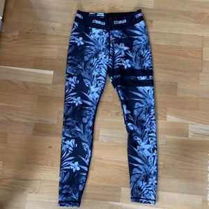 Strl M - Fina Stronger byxor som är i väldigt fint skick knappt använda :) ordinarie pris var 700 💕  Väldigt stretchiga tights.