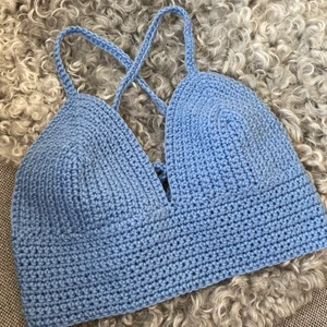 topp - Säljer denna blåa skitfina topp som jag har virkat med justerbara band i ryggen. Passar xs-s. 100KR INKLUSIVE FRAKT!!!❤️