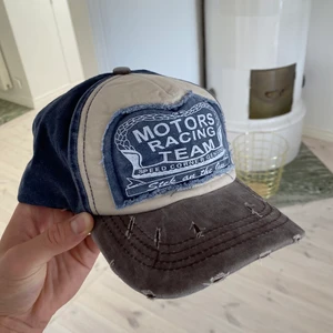 Vintage inspirerad - Vintage inspirerad keps. Justerbar storlek och unisex. Inget specifikt märke! :)