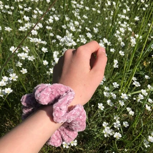 Scrunchies i sammet - Dessa scrunchies/hårsnoddar virkas på beställning av mig! Kan göras i färgerna på bild 2: beige, rosa, lila, ljusblå och mörkblå. Verkligen supersöta att sätta upp håret med eller bara bära runt handleden💖