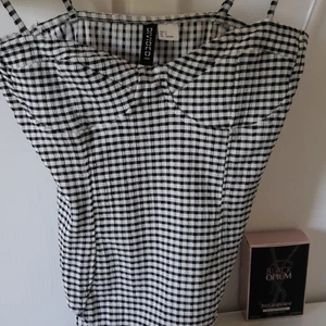 Boddy - Hej säljer min boddy från H&M har bara använt den en gång den är för liten för mig men annars är den super fin skriv för intresse❤🌻