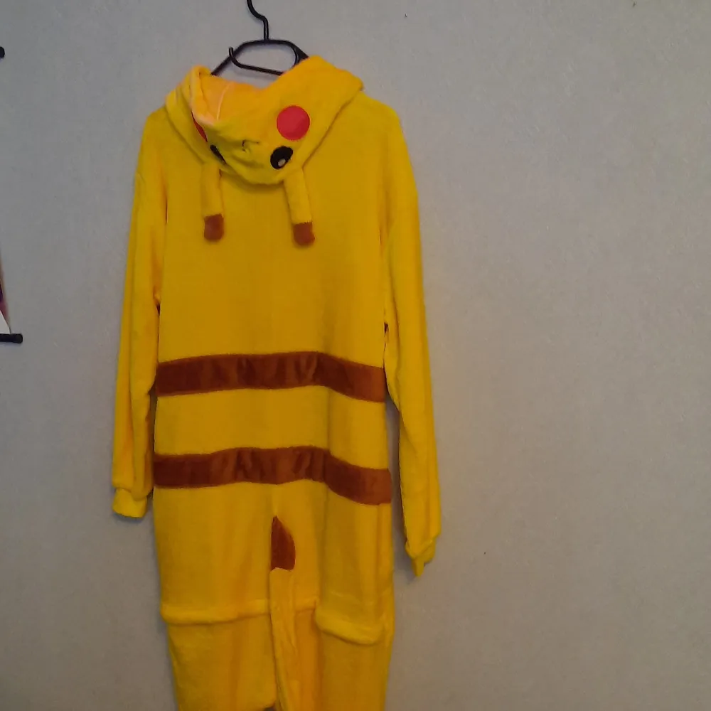 Mysig pikachu onesie som jag använt till cosplay förut,den är i bra skick och blivit tvättad en gång.. Övrigt.