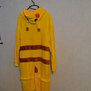 Mysig pikachu onesie som jag använt till cosplay förut,den är i bra skick och blivit tvättad en gång.
