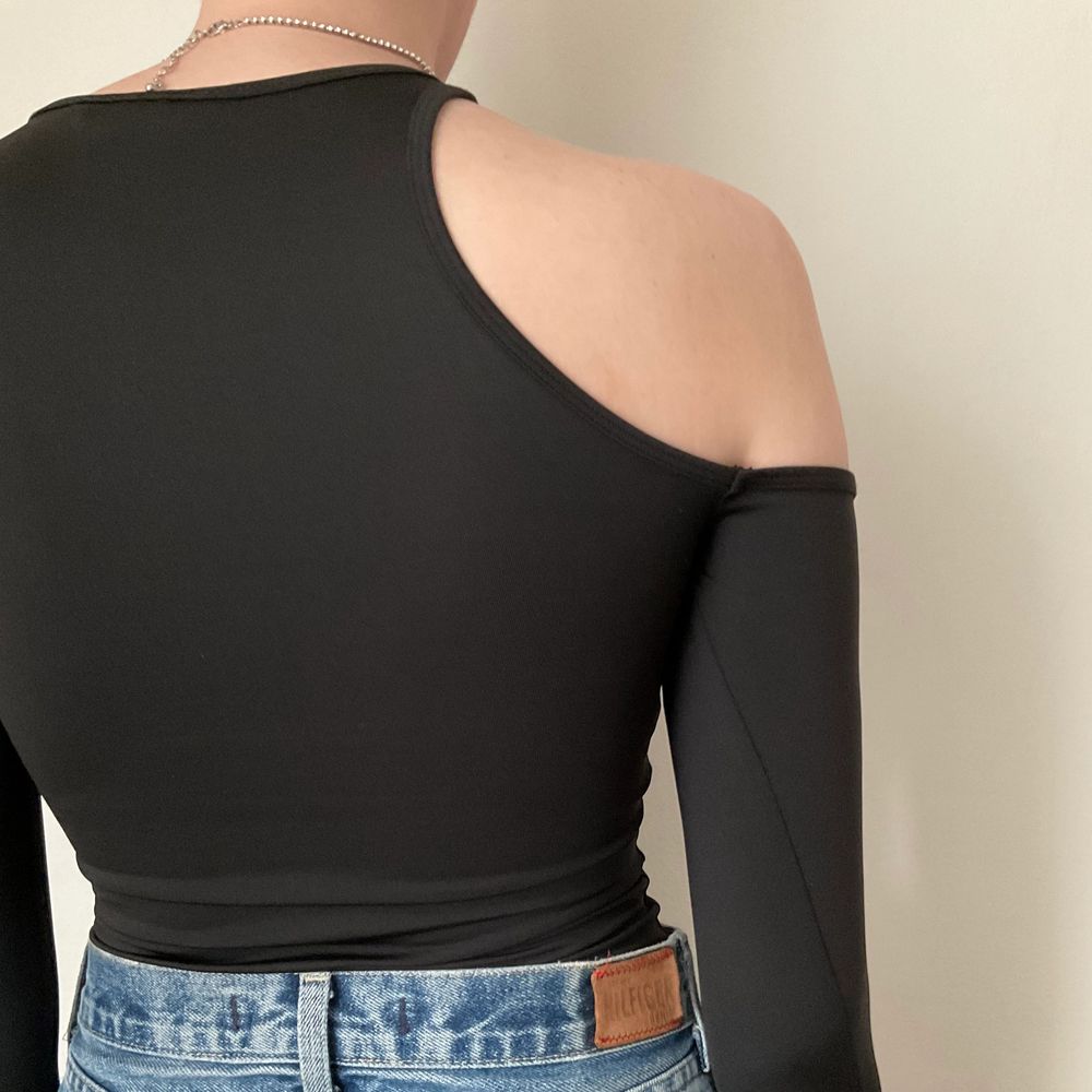 Svart långärmad topp från weekday 🖤 skön i materialet och snygga detaljer Storlek xs men passar fler storlekar eftersom den är stretchig i tyget! Jag brukar ha storlek M i toppar men den här passar bra ändå. Kan skickas. . Toppar.