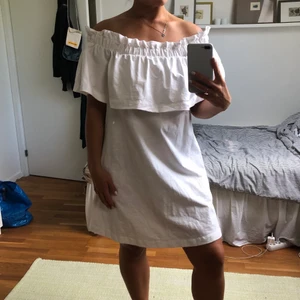 Vit härlig klänning - Säljer denna fina sommarklänningen från H&M i storlek S. Den har ett resårband upptill som gör att den går att använda off shoulder, resårbandet gör att den sitter på plats. Jag är 169 och på mig går den ungefär till mitt på låren. Den har även två fickor, en på var sida :) 