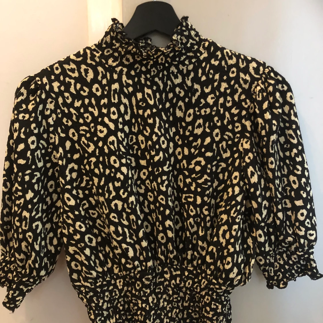 Smockad topp med leopardmönster