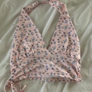 Gullig topp med öppen rygg - Blommig topp med öppen rygg från Shein aldrig använd då den inte passade mig. (Priset är inkl frakt)💞