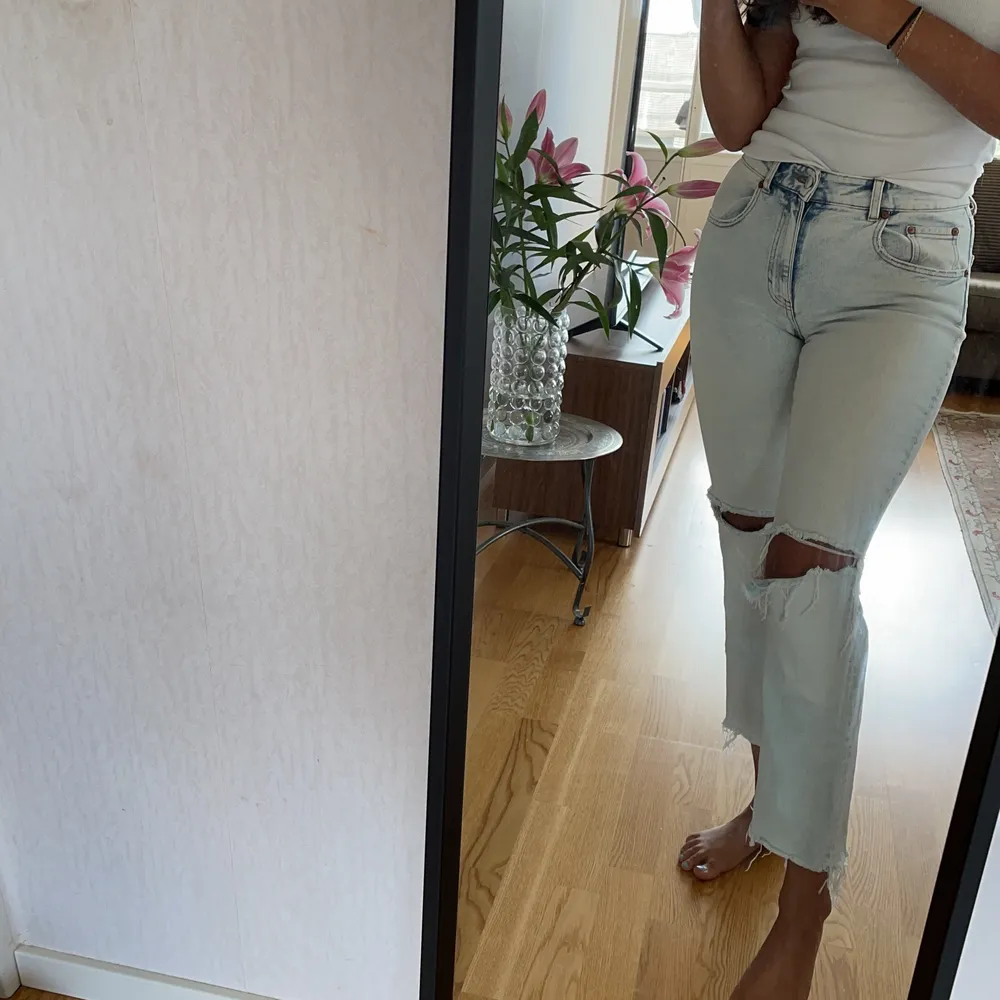 👖Snygga jeans från Cheap Monday med hål på knäna. Står ingen storlek på dom men passar mig som är 36!👖. Jeans & Byxor.