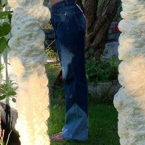 Jätte coola jeans i storlek 40, men passar bra oversize!! Från en nakd collab💞💞 SLUTSÅLDA ÖVERALLT