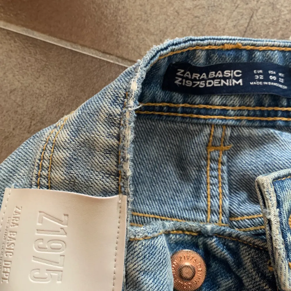 Jätte håliga men snygga jeans som min vän bär upp på bilderna, passar inte mig längre. Eftersom hålen är gjorda utav mig blir priset inte så högt🔆 tjejen på bilden säger att byxorna troligtvis passar någon med storlekarna32-34-36, då hon vanligtvis har 36 . Jeans & Byxor.