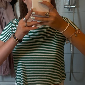 Randig tröja - Grön randig tröja från Monki som är lite cropad💓 60kr + frakt