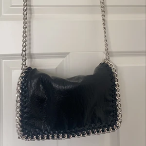 Tiamo väska - Slutsåld väska från tiamo som man kan ha över bröstet eller som axelväska (kan skicka bild privat). Lägg ett bud om du är intresserad eller köp direkt för 450kr + frakt😊