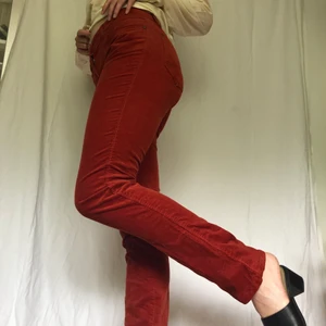 Oreanga Manchester byxor - Snygga oreanga manchesterbyxor, midrise och ganska raka. Stl 26/32