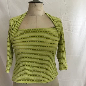 Långärmad tröja  - Från Fellow. Stretchigt material 