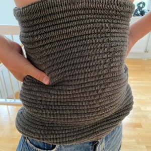 Tubtopp/bandeautopp - Superfin och cool tubtopp/bandeautopp från Stylein. Den är i jättefint skick. Storlek Small men väldigt liten i storlek så den är mer Xs. Köparen står för frakten 💕