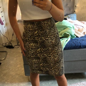 Kjol med leopardmönster  - Säljer en kjol med leopardmönster💓 Den har tajt passform och en liten slits där bak som syns på sista bilden.