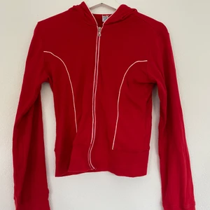 Röd zip up hoodie!  - Super fin och skön zip up hoodie! Står XL men är passar mig som är S! Passar perfekt till jeans och en crop-top! 
