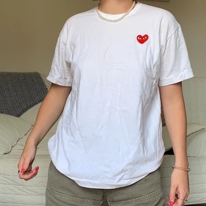 CDG T-shirt - Säljer denna populära t-shirt från CDG med det röda hjärtat❤️ Den är i storlek XL men passar mindre (jag på bilderna brukar ha S/M)✨