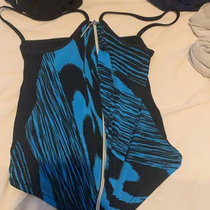 En randig linne  - Ett randig linne i blå och svart som jag inte vet vart den är köpt, inte använt bara testat 