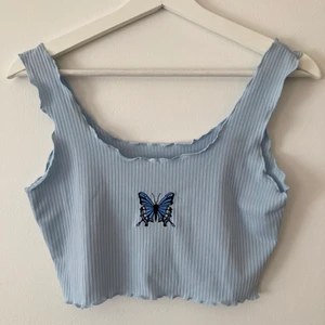 ljusblått linne med fjäril - ljusblått linne med fjäril från shein, stl. S, knappt använd och i jättebra skick.💞 jag ansvarar inte för postens slarv