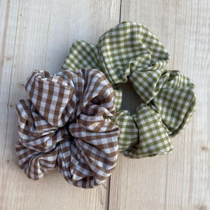 Rutiga scrunchies  - Fina rutiga scrunchies gjorda av stuvbitar. Helt nya och finns i flera olika färger. 🌸✨ Finns i även i fler färger!