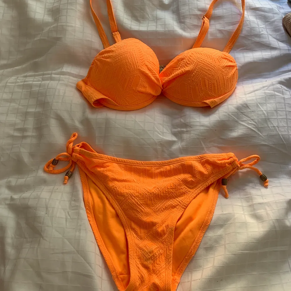 Knappt använd orange bikini , ej string . Övrigt.