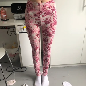Rosa leggings - Knappt använd, väldigt bra skick. Säljer då de inte används. Det är min lillasyster som har på sig de på bilden💕 Köparen står för frakt men kan samfrakta om man vill ha mer.