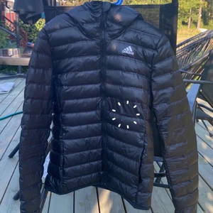 Adidas jacka säljes  - Säljer en adidas lättviktsjacka storlek XS. 💕 Den har en liten reva som är markerad på bilden men inget som syns när man använder den, frakt betalas av köparen💕