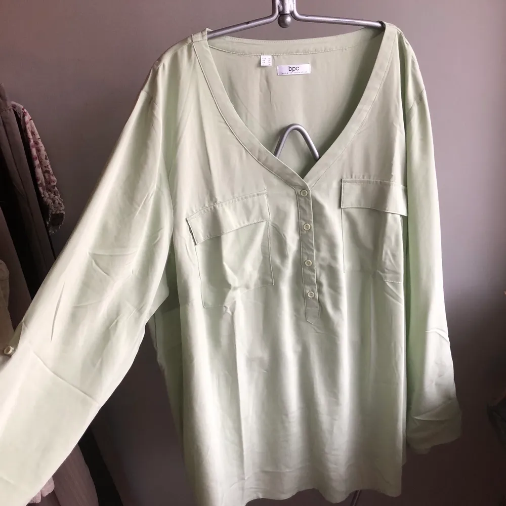 jättemysig najs grön skjorta i flowigt material, storlek 50 sitter jättemysigt oversized på mig med storlek 36/38. färgen visas bäst på bild 2. Skjortor.