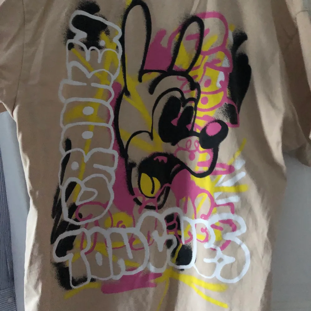 Säljer min as feta crooked tongues t-shirt som är slutsåld! I storlek S, buda på annonsen eller privat!🤍 använd 1-2 gånger, NYSKICK⚡️. Toppar.