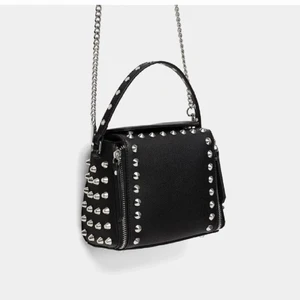 Zara - Säljer min fina Zara väska då den inte kommer till användning. Väskan är i otroligt bra skick och endast använd 1 gång! 