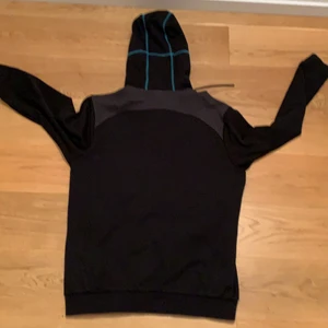 Hugo boss hoodie  - Säljer en helt oanvänd Hugo Boss hoodie (otvättad.) Julklapp 2020, inköpt från Boozt. I väldigt bra skick då den inte används. Pris kan diskuteras. Köparen står för frakt.