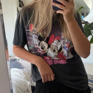 Disneytröja - En oversized trå tischa från Zara med disneytryck❤️