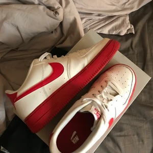 air force 1 (GS) - röda nike air force 1’s. jättefina och i mycket bra skick men tyvärr för små för mig. finns låda. skriv vid frågor🤎🐻💫