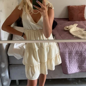 Klänning - Super snygg sommarklänning som tyvär är lite för stor för mig.💕