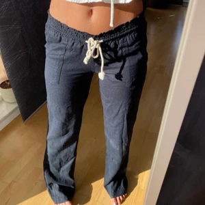 Svarta linnebyxor  - Skit snygga oanvända linnebyxor från Roxy. Säljer då jag har två par. Byxorna är helt oanvända med prislappen kvar, nypris ca 500. Storlek M men passar även mig som brukar ha S eftersom man spänner midjan själv. Passar därför troligen XS-M. Jag är 173 cm o de är långa på mig så passar längre personer. Även kortare personer så kan man sy upp eller klippa❣️❣️