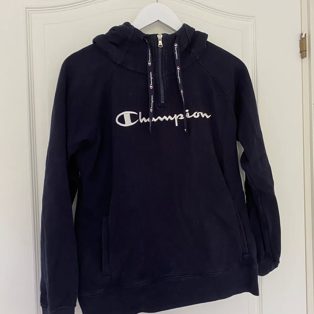 Fin mörkblå zip-hoodie från Champion. Står strl M, men skulle säga S! Pris=160kr (frakt ingår) 💙🏌🏽‍♂️. Hoodies.
